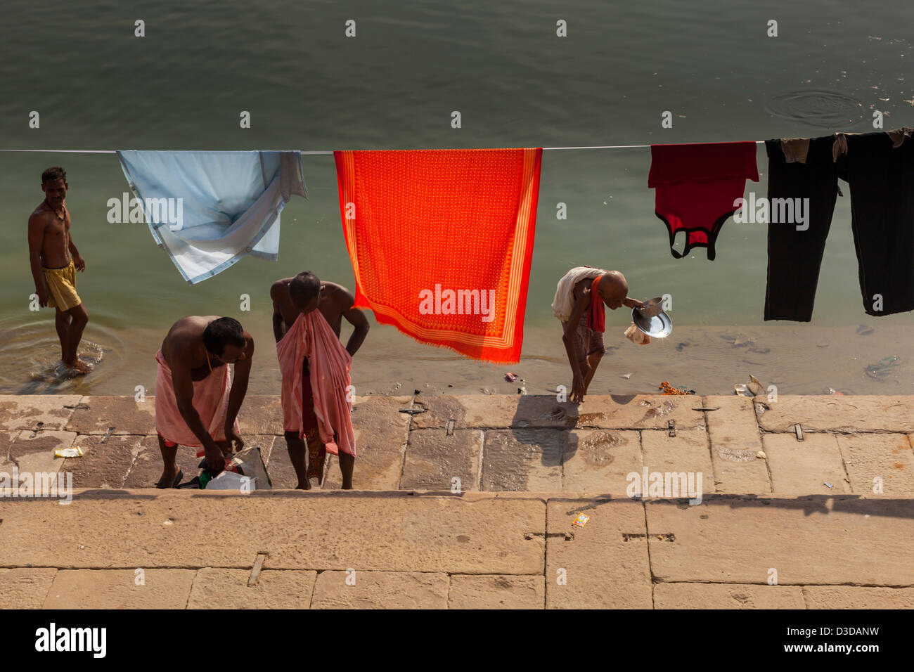 Vêtements accrochés sur une ligne de lavage, Varanasi, Inde Banque D'Images