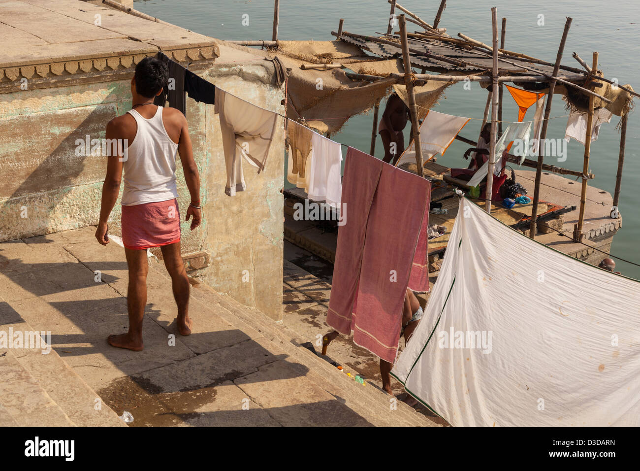 Vêtements accrochés sur une ligne de lavage, Varanasi, Inde Banque D'Images