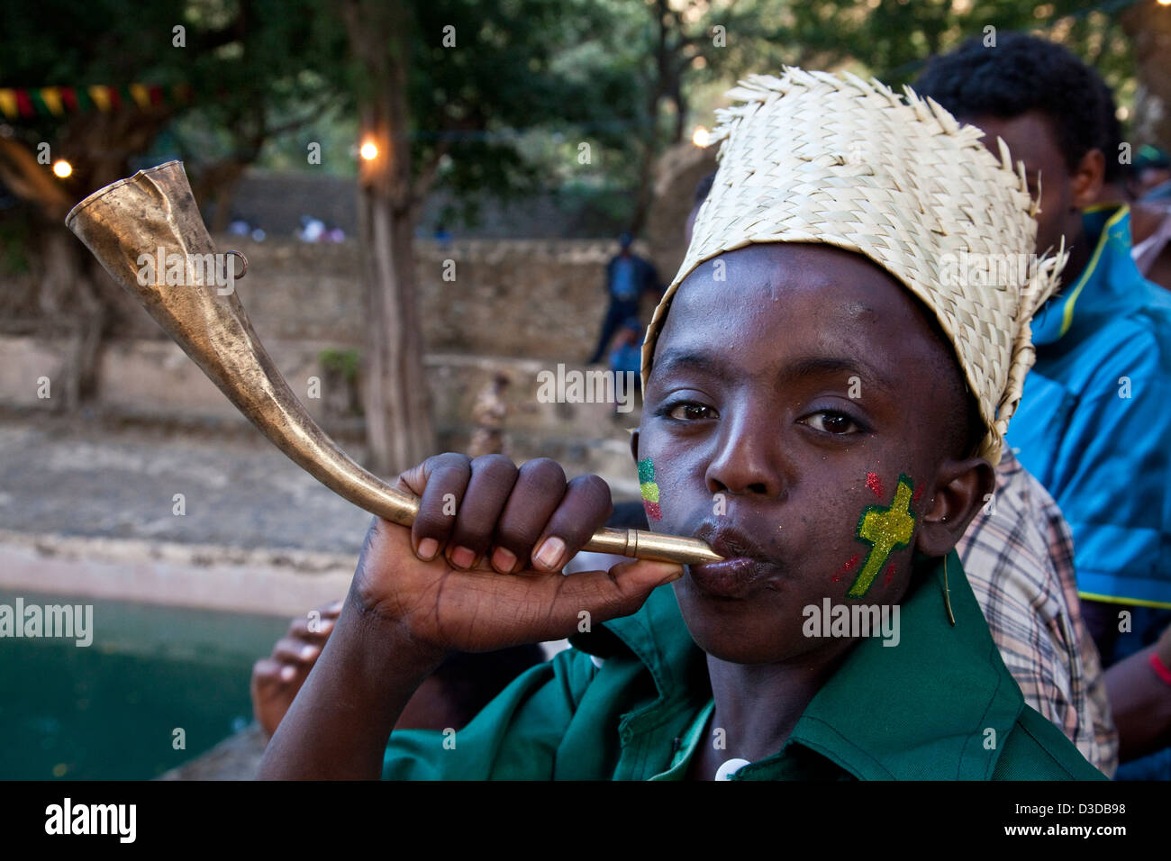 Jeune garçon soufflant une corne, Timkat (Epiphanie) Le Festival de Gondar, Éthiopie Banque D'Images