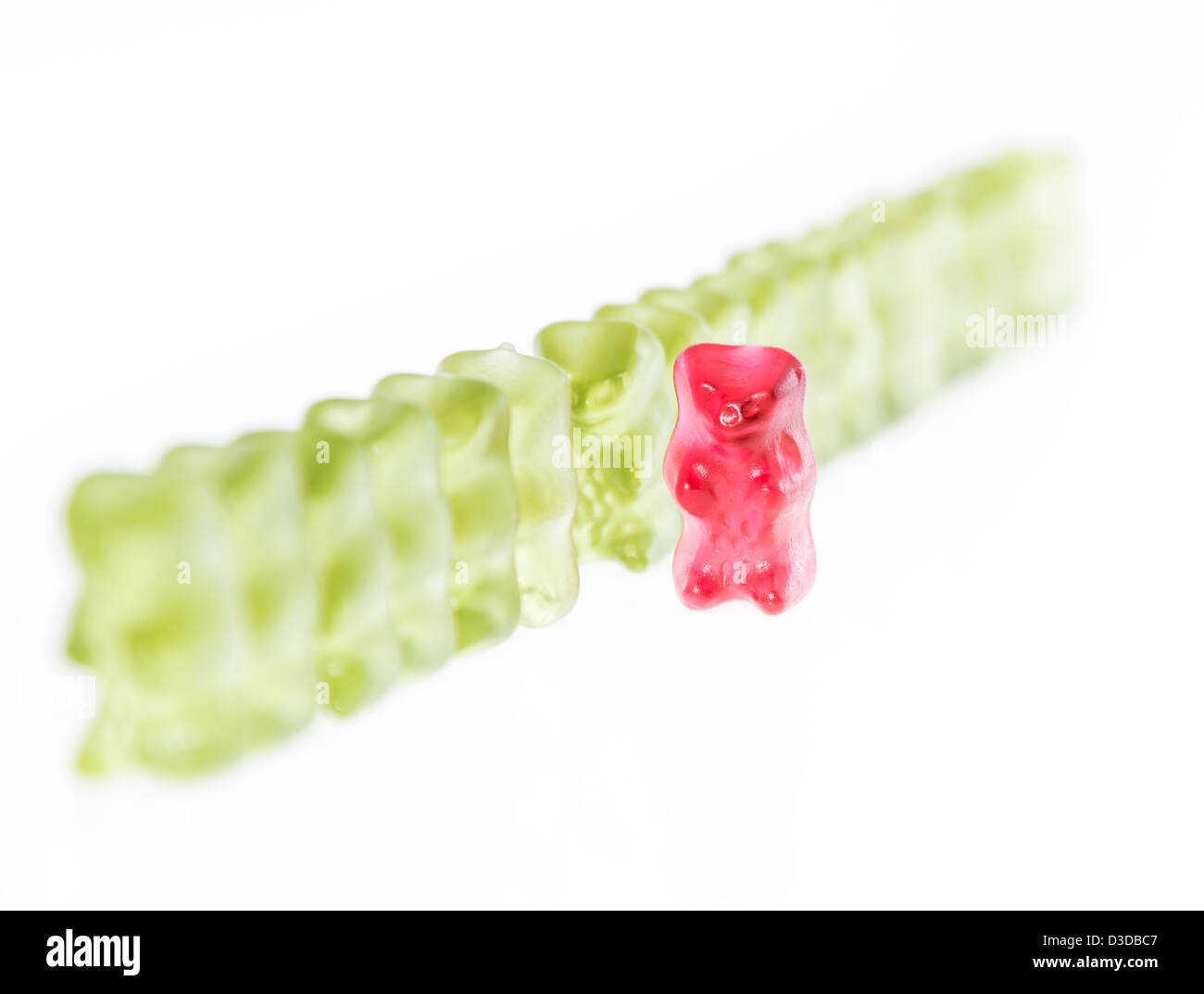 Ours Gummi rouge vert avec d'autres ours Gummi isolated on white Banque D'Images