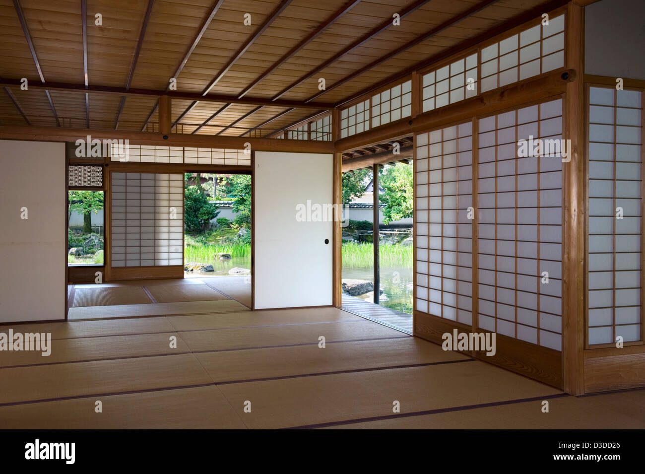 Écrans coulissants Shoji en tatami chambres donnent vue ensoleillée du jardin japonais à la famille Matsudaira historique Villa Yokokan, Ehime Banque D'Images