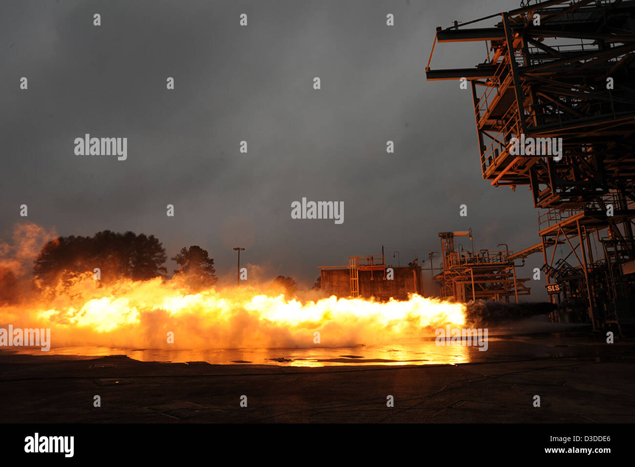 Saturne V F-1 générateur de gaz d'essai au feu à chaud (NASA, système de lancement spatial, 01/10/13) Banque D'Images