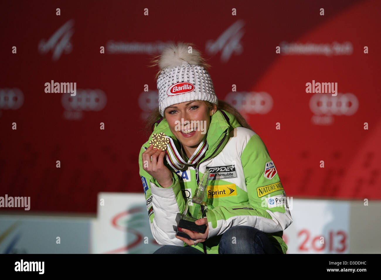 16.02.2013, Schladming, Autriche. Mikaela SHIFFRIN (USA) exhibant sa médaille d'or durant les Championnats du Monde FIS de Ski Alpin 2013 Banque D'Images