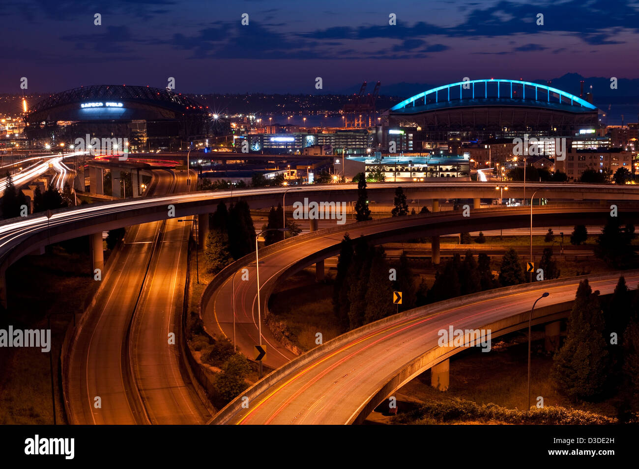 Image du coucher de soleil de Seattle sur des stades de football et de baseball au crépuscule avec les lumières de la ville Banque D'Images