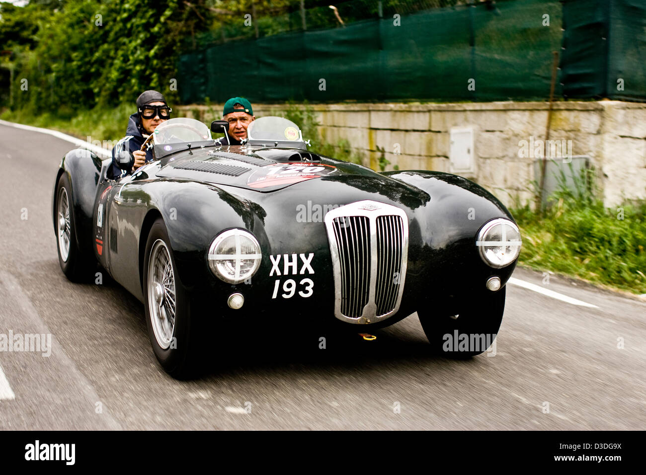 Voiture de collection sur la route, voiture de course Mille Miglia, Italie, 2008 Banque D'Images