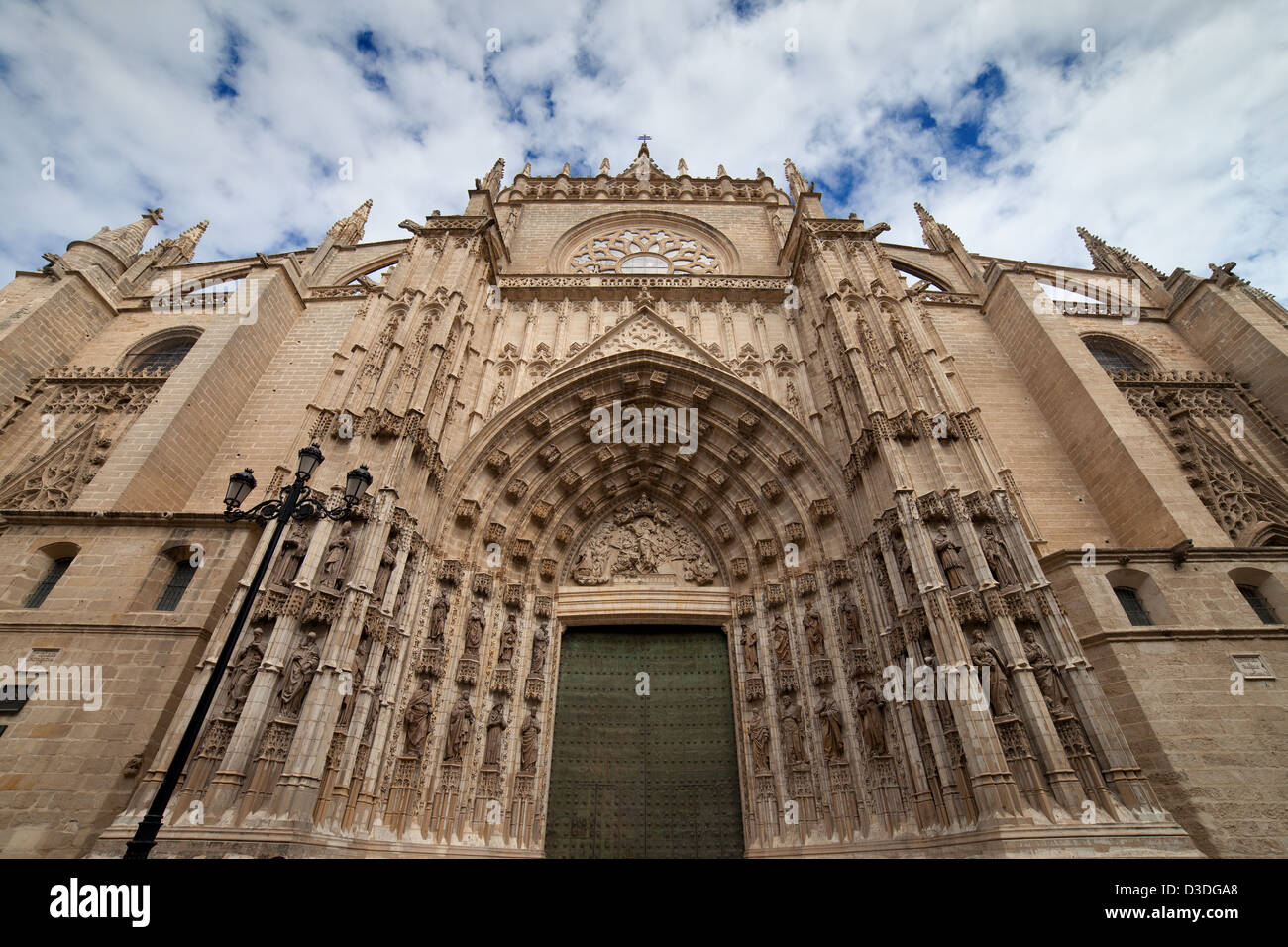 Porte de l'assomption (espagnol : Puerta de la asuncion) de la cathédrale de Séville en Espagne, principal portail de la façade ouest. Banque D'Images