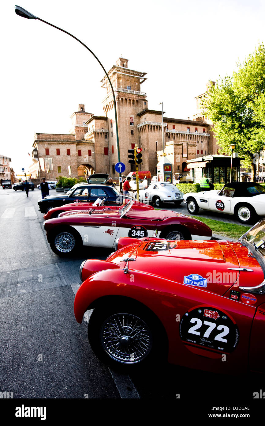 Classic voitures garées au bord de la route, voiture de course Mille Miglia, Italie, 2008 Banque D'Images