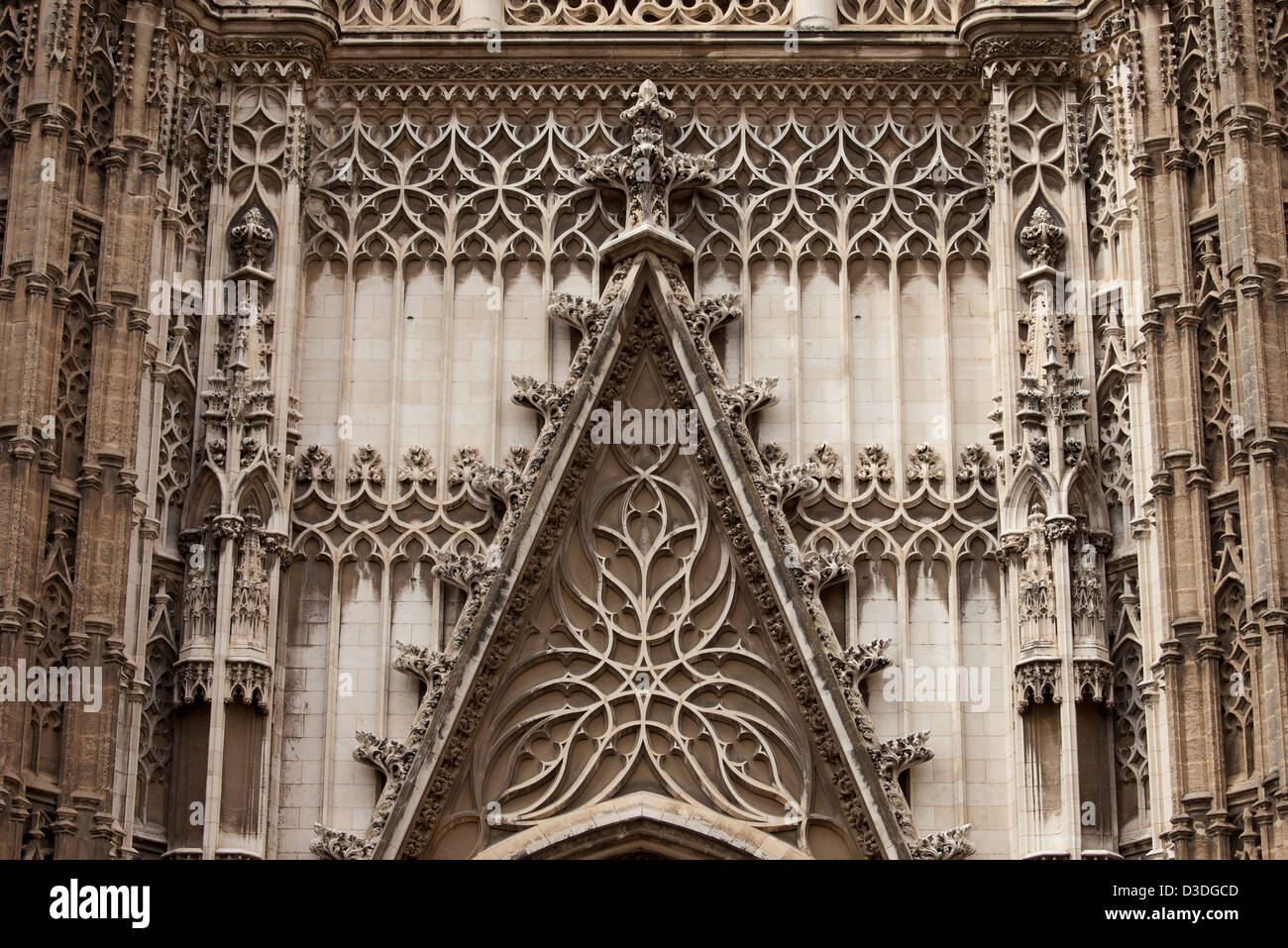 Les détails architecturaux de la 15-16ème siècle cathédrale gothique de Séville en Espagne, l'ornementation extérieure au-dessus de porte d'entrée. Banque D'Images