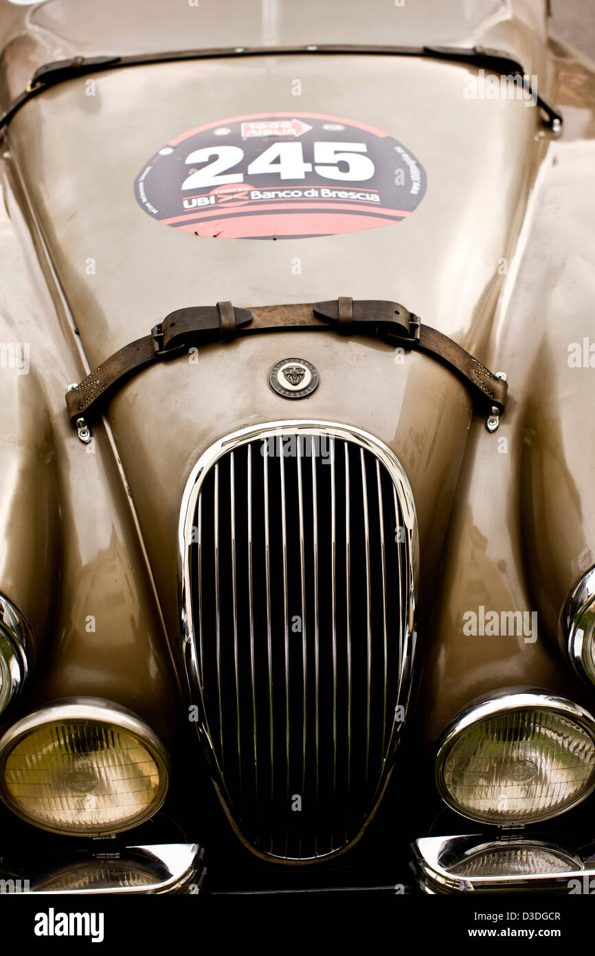 Or métallique vintage car dans le Mille Miglia, Italie, Banque D'Images