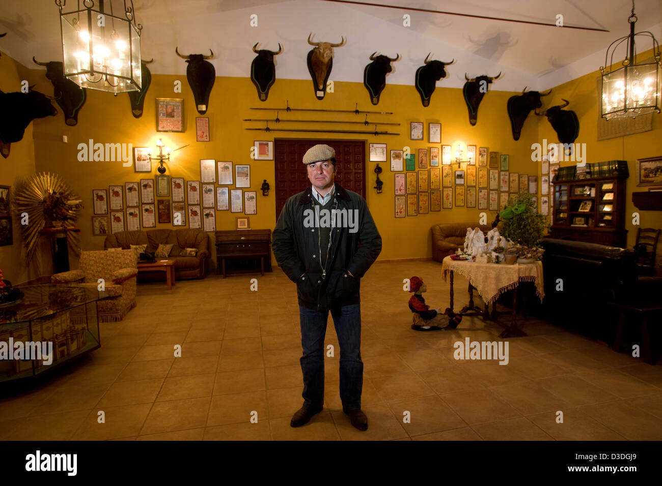 FUENTA YMBRO RANCH, SAN JOSE DEL VALLE, Cadix, Espagne, 23 février 2008 : Alfonso Vasquez Benites, gestionnaire de l'exploitation à la ferme d'élevage de taureaux de combat Fuente Ymbro se trouve dans l'une des salles de réception dans la maison de propriétaire Ricardo Gallardo Giménez, un entrepreneur de meubles. Ensemble, ils sont à l'aide de la génétique moderne pour que les taureaux de race des toreros comme : agile dans l'anneau mais pas trop gros ou trop intelligent. Banque D'Images