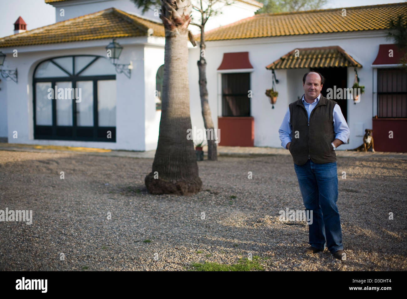Serinyà, Séville, ESPAGNE, LE 25 FÉVRIER 2008 : Jose Luis ALgorra, gestionnaire de Partido de Resina, se dresse en face de sa maison, dans le parc du ranch. Le ranch s'appelait Pablo-Romero après la famille qui en était propriétaire et était célèbre pour sa très forte et agressif avec un taureaux gris distinctif appelé 'couleur' Cardeno. Après plusieurs années de déclin, les nouveaux propriétaires, un groupe d'hommes d'affaires, s'emploient à faire revivre l'ancienne lignée de l' 'Cardeno taureaux. Banque D'Images