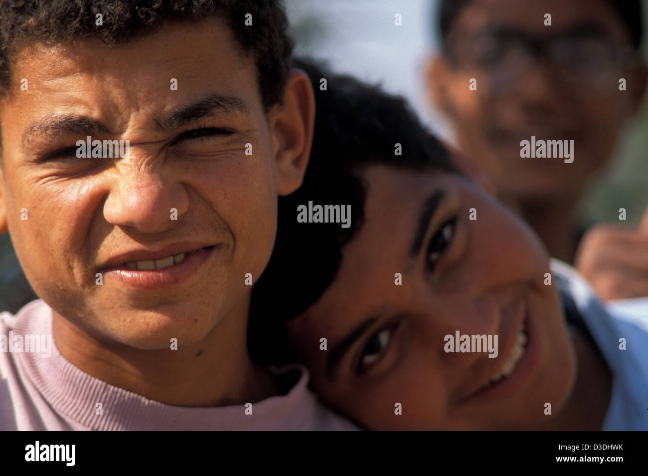 Garçons musulmans amis en Égypte âgés de 14 et 13 ans Banque D'Images