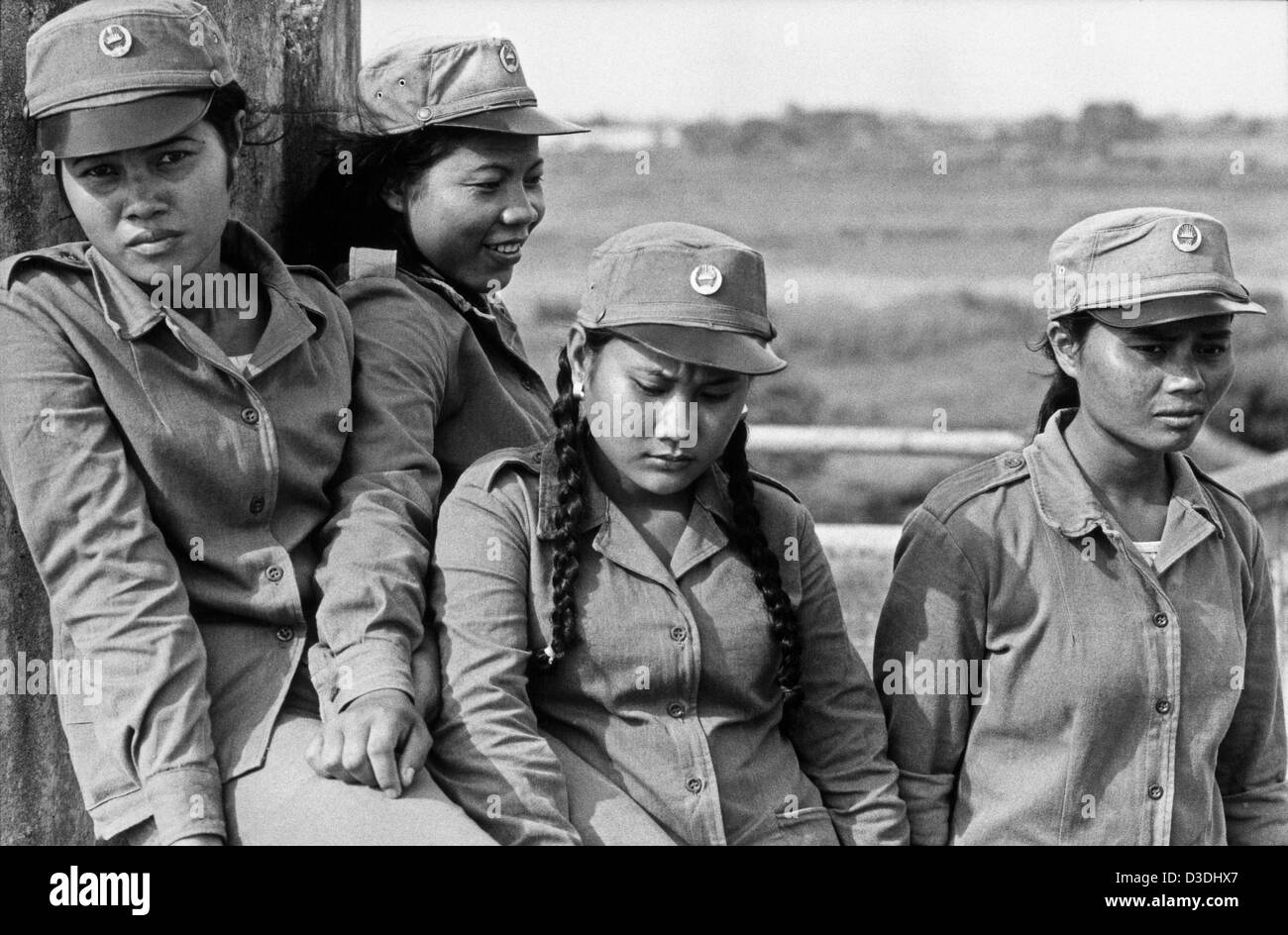 Les soldats du gouvernement de former des milices locales pour Dang Kaw district, à la périphérie de Phnom Penh, les femmes soldats reste entre les sessions de formation. Banque D'Images