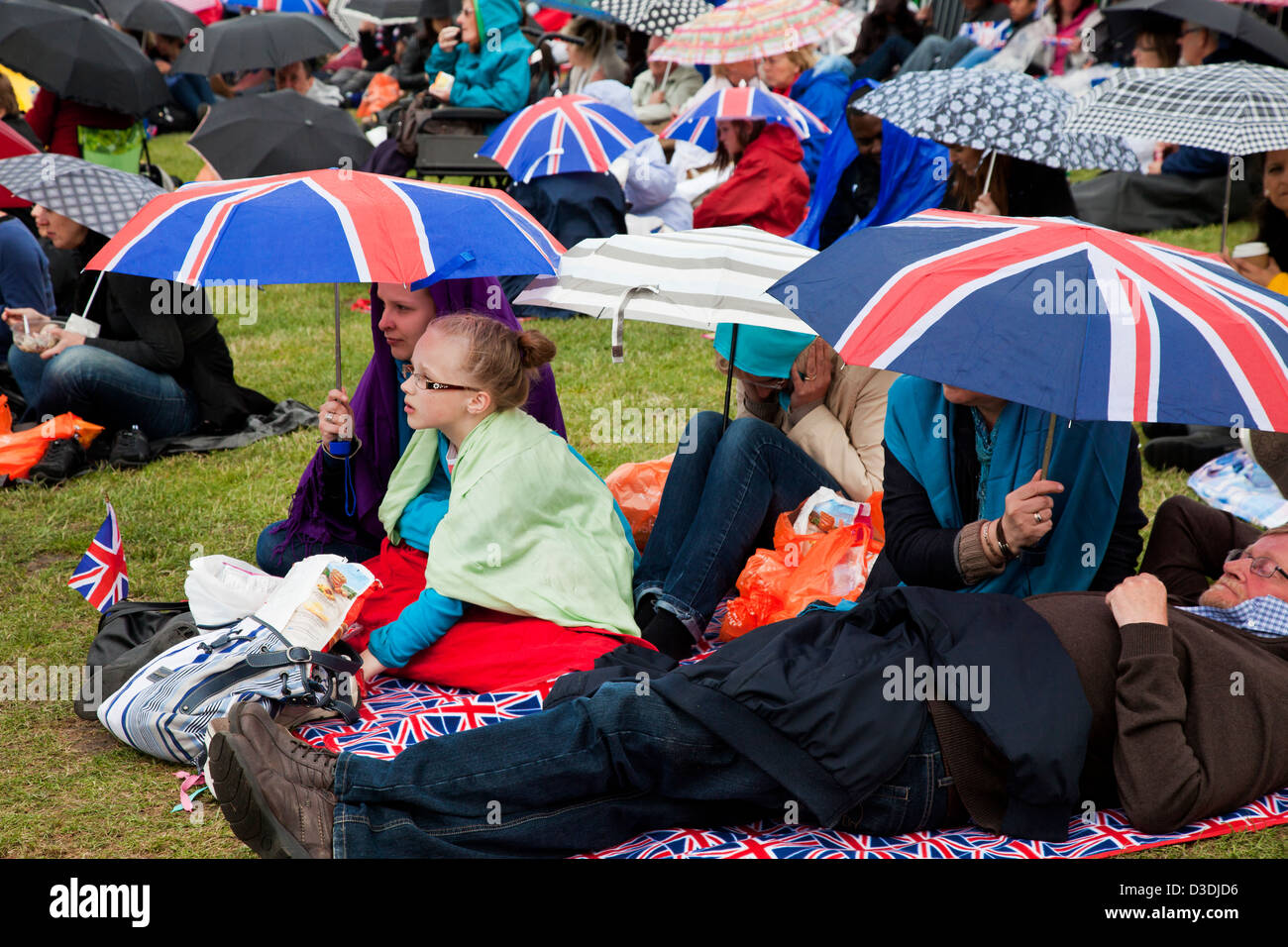 Les gens sont à l'écoute d'un concert à Hyde Park dans le cadre de la Reine Elisabeth II Célébrations du jubilé de diamant, Londres Banque D'Images