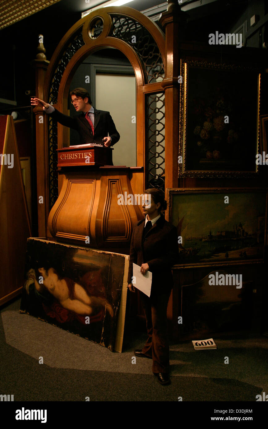 L'encanteur sera O'Reilly gère les enchères lors de la vente d'affiches de ski chez Christie's Auction House, South Kensington. Banque D'Images