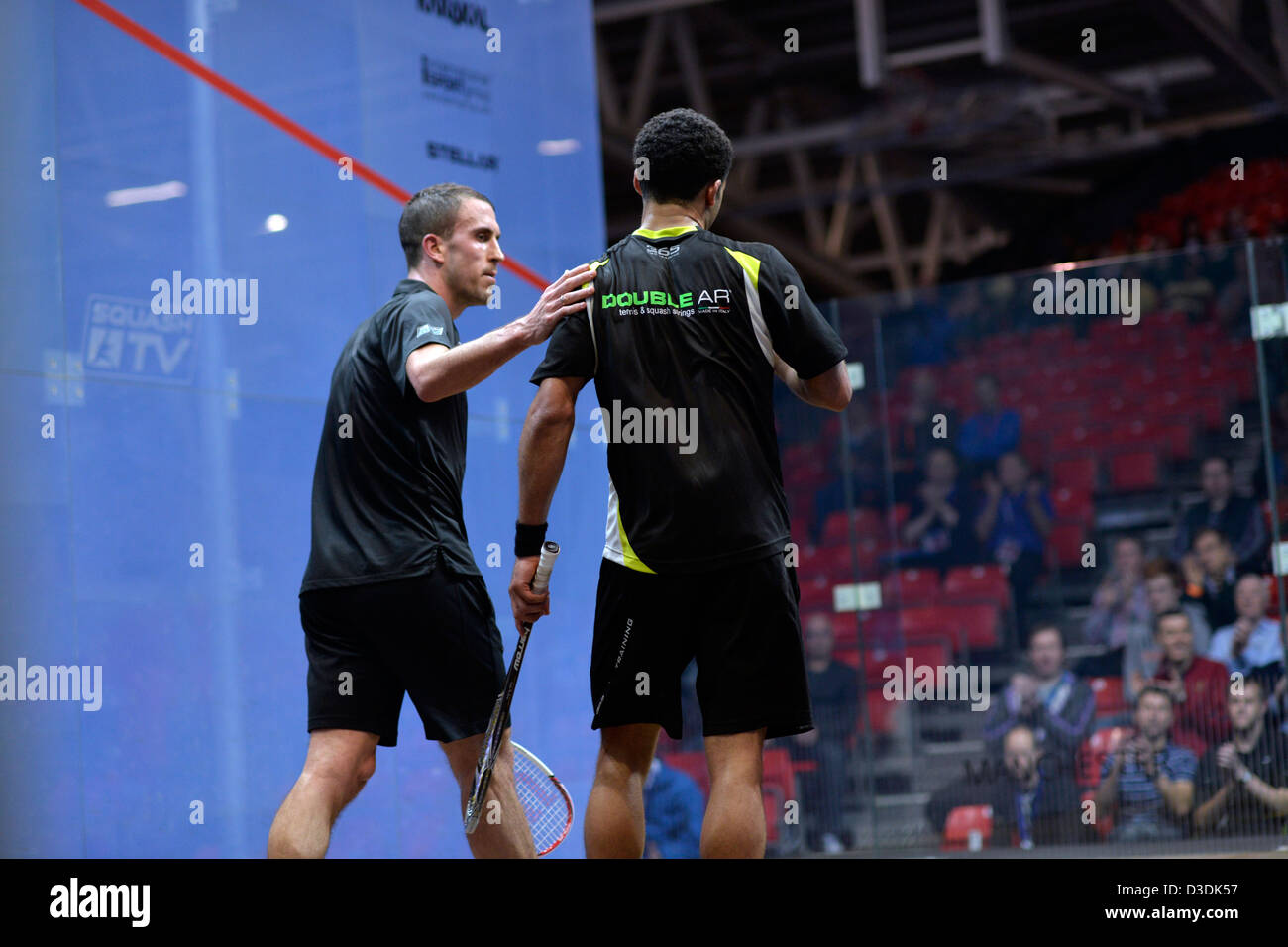 Peter barker donne une tape sur l'épaule réconfortante à adrian grant après le battre en quart de finale à Sportcity, Manchester Banque D'Images