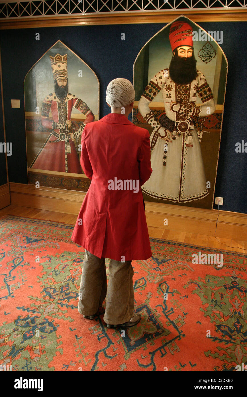 Londres, ANGLETERRE - Mars 2004 : affichage des tableaux à l'Art islamique de l'exposition préalable à la vente. Banque D'Images