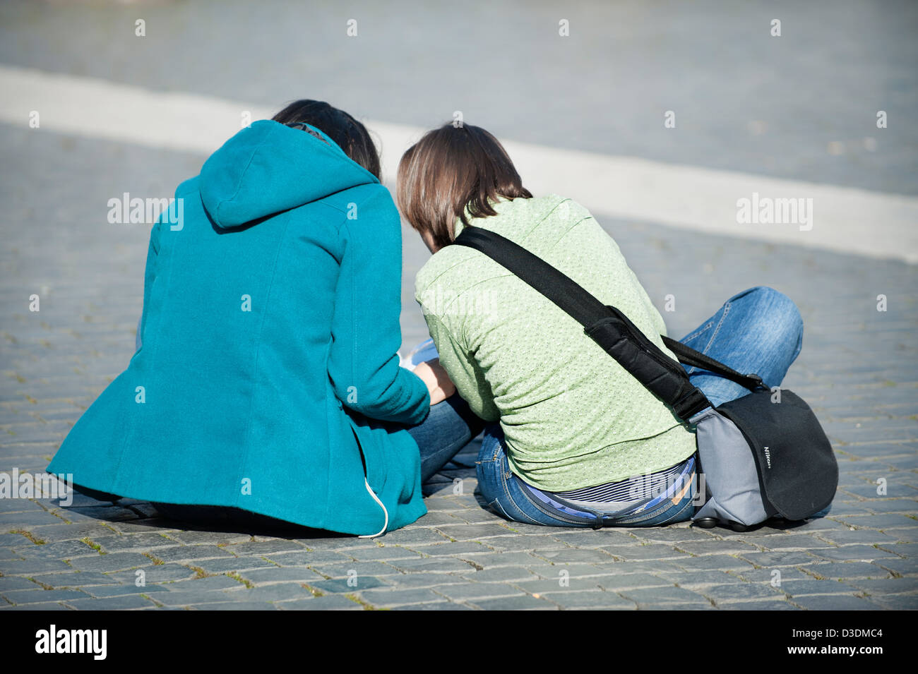 Les filles assis sur la place Saint-Pierre. Banque D'Images
