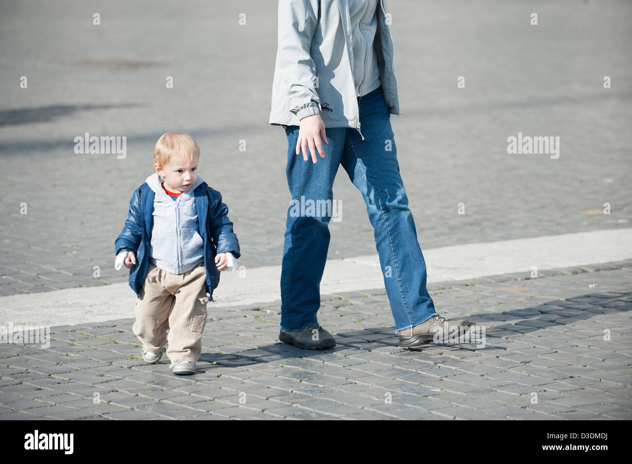 Mère et fils à pied à St Peter's Square. Banque D'Images