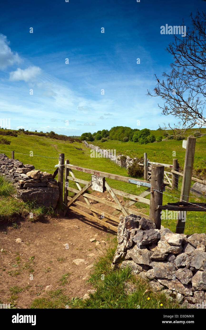 Une passerelle sur les collines de Mendip menant à l'exploitation des mines de plomb désaffectée bas de velours, Somerset, England, UK Banque D'Images