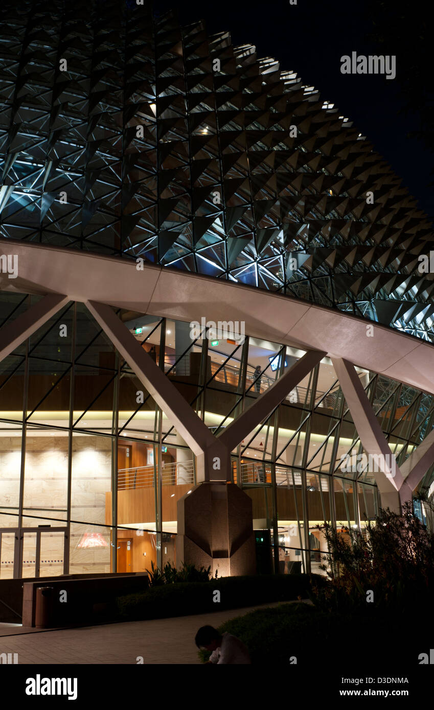 L'Esplanade Theatres On The Bay at night, Marina Bay, Singapour Banque D'Images