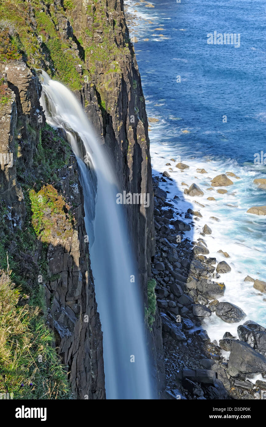 Avis de kilt rock cascade, Skye, Scotland Banque D'Images