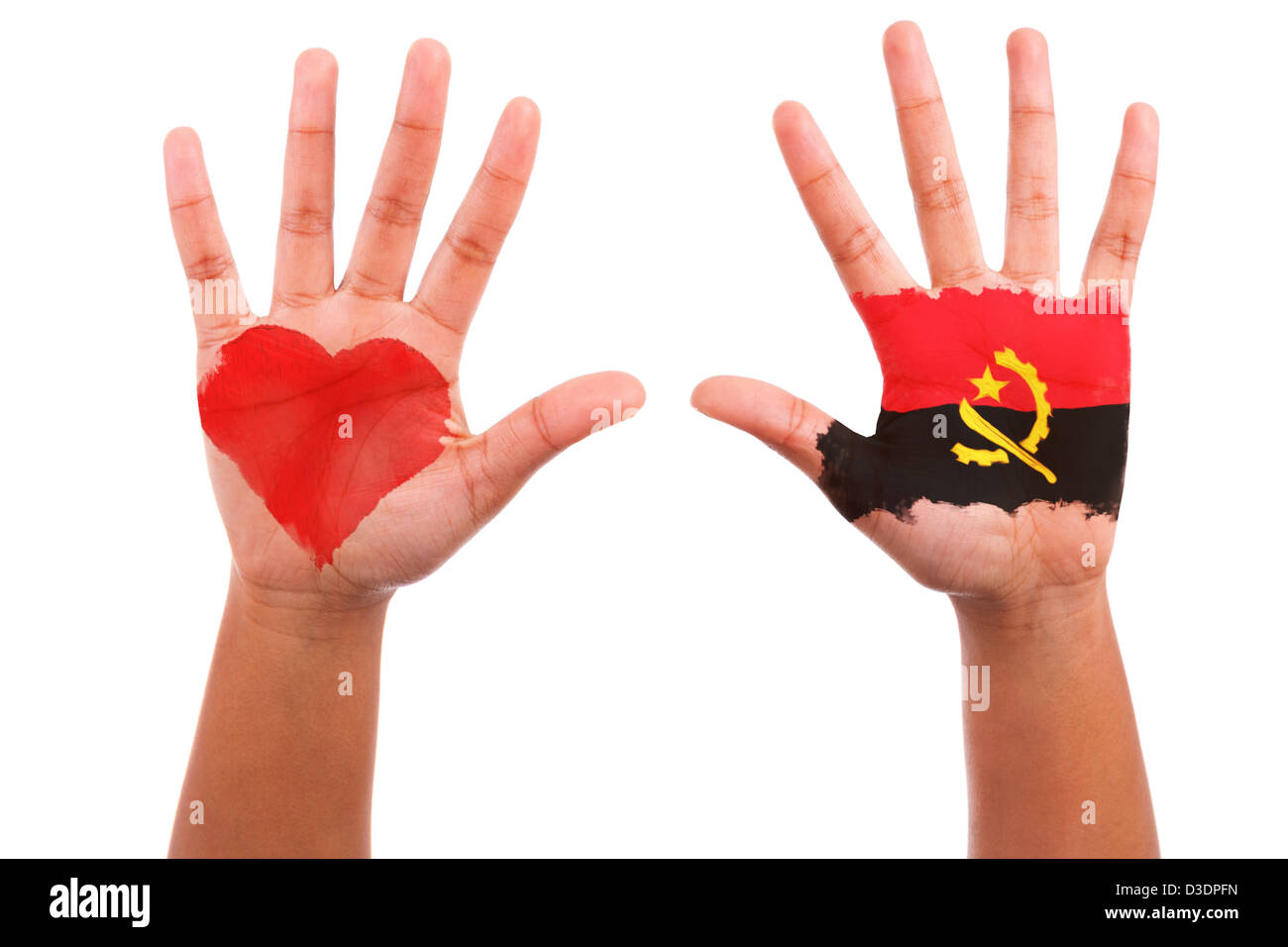 Les mains des Africains avec un coeur peint et drapeau angolais, j'aime le concept de l'Angola, isolé sur fond blanc Banque D'Images