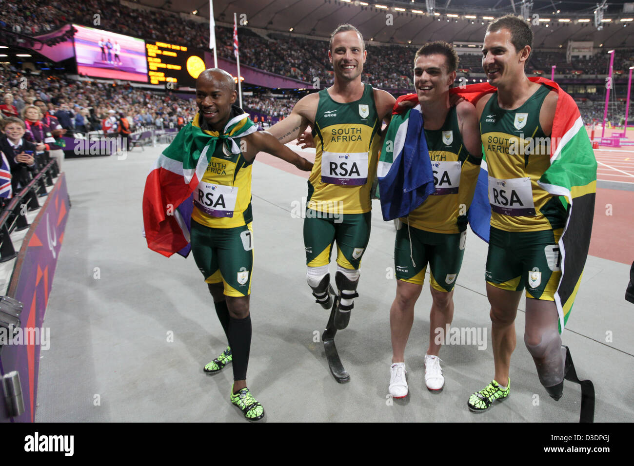 Oscar Pistorius célèbre avec ses coéquipiers après avoir remporté l'or dans le 100m relais au Jeux Paralympiques de Londres Banque D'Images