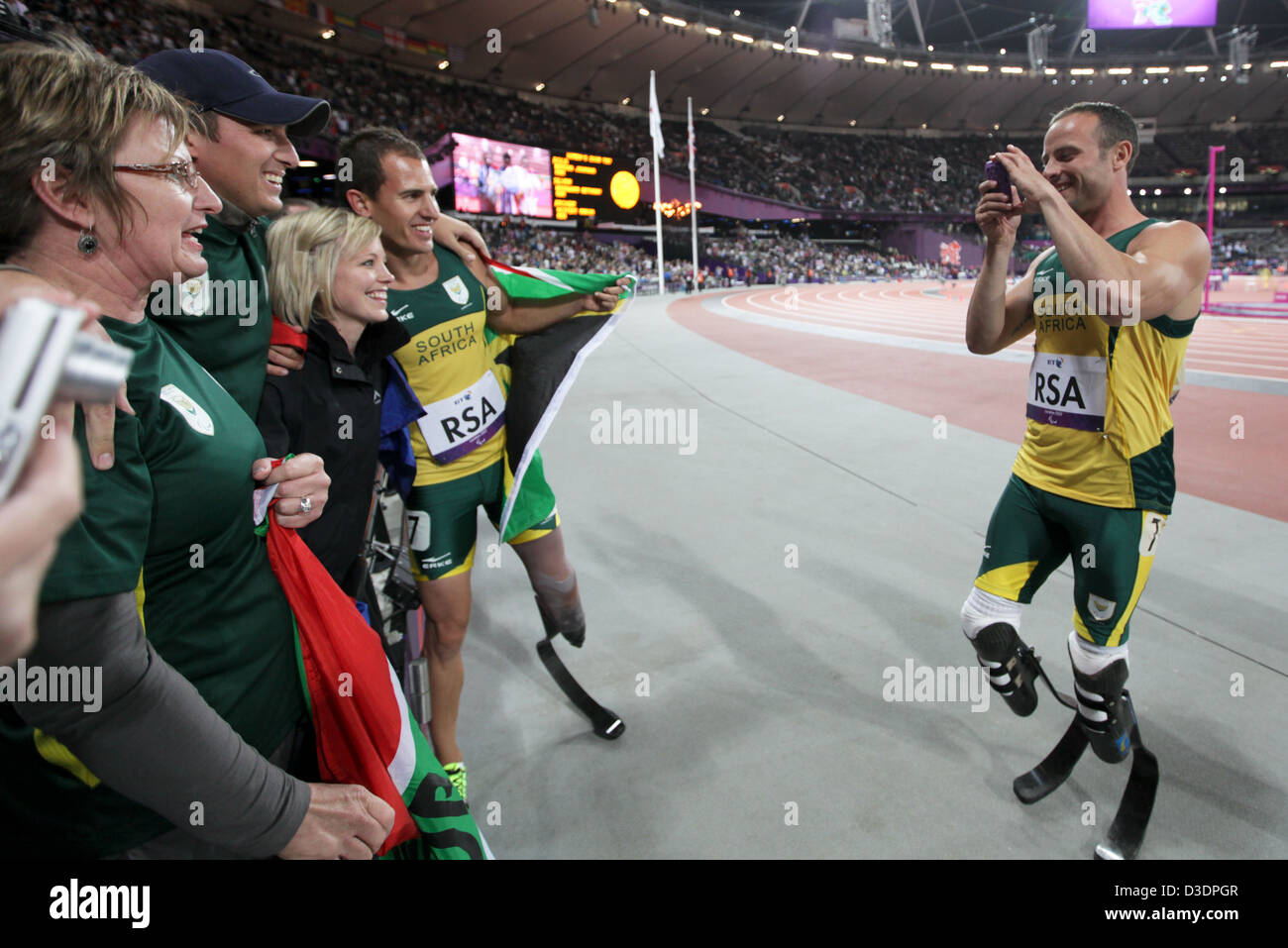 Oscar Pistorius célèbre avec ses coéquipiers après avoir remporté l'or dans le 100m relais au Jeux Paralympiques de Londres Banque D'Images