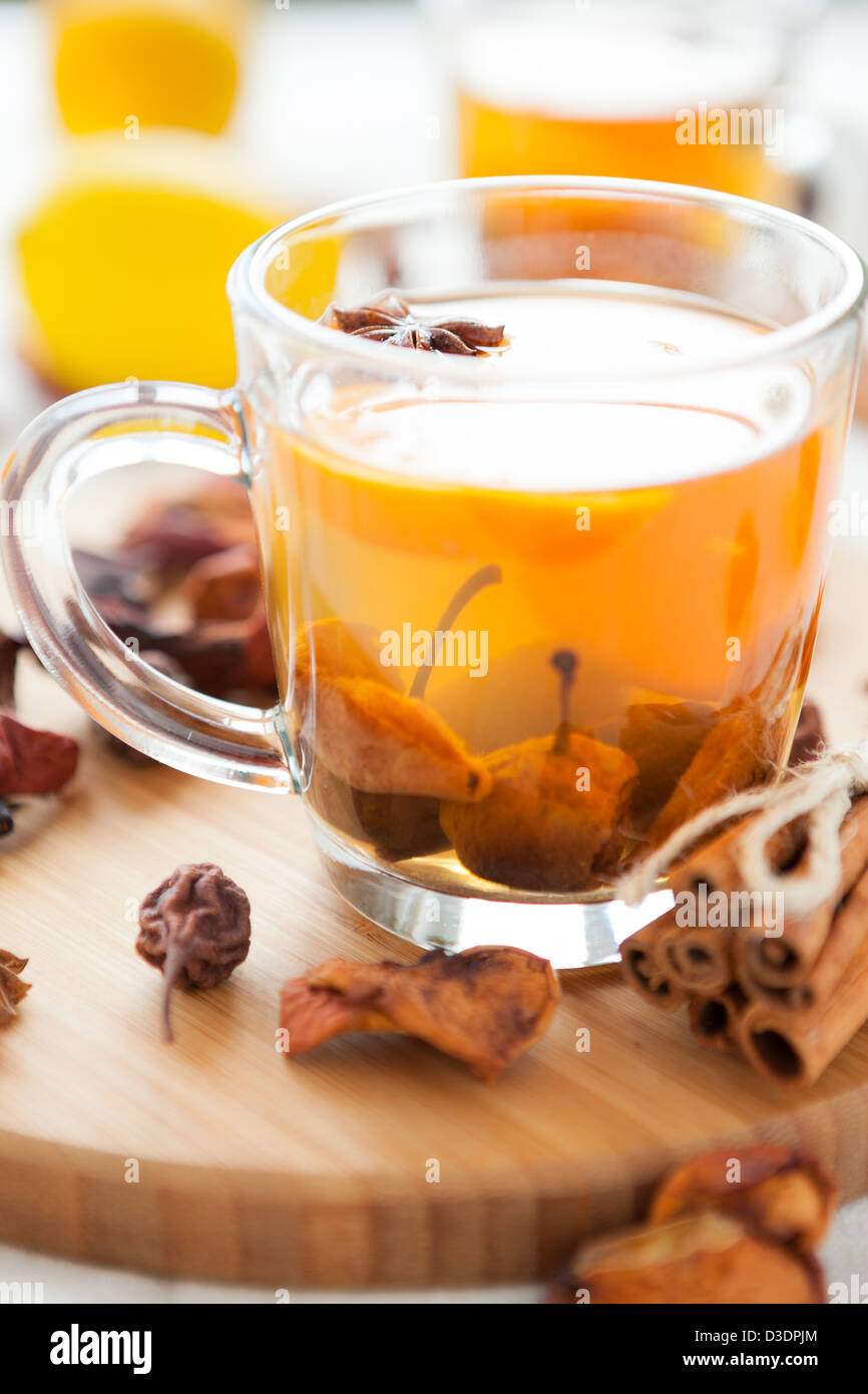 Poire dans une tasse transparente, gros plan Banque D'Images