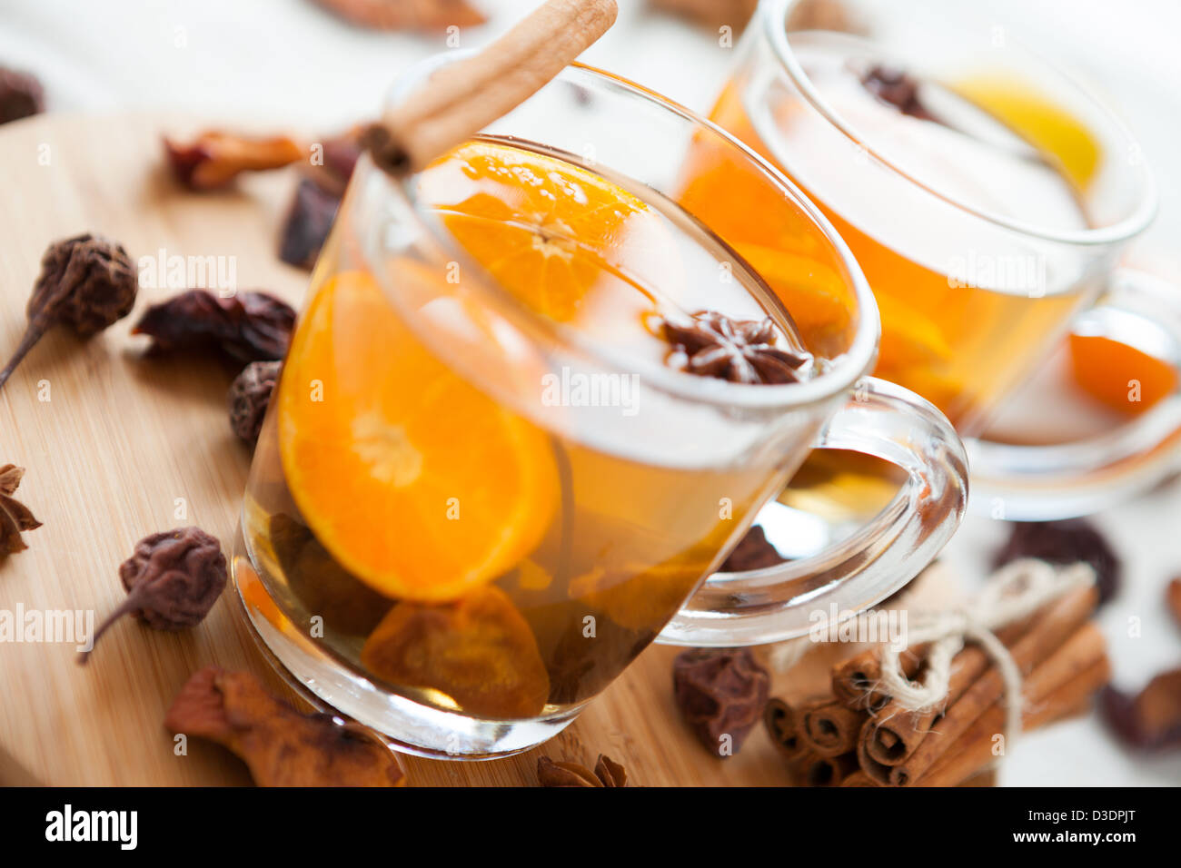 Deux tasses avec artichauts et orange, gros plan Banque D'Images