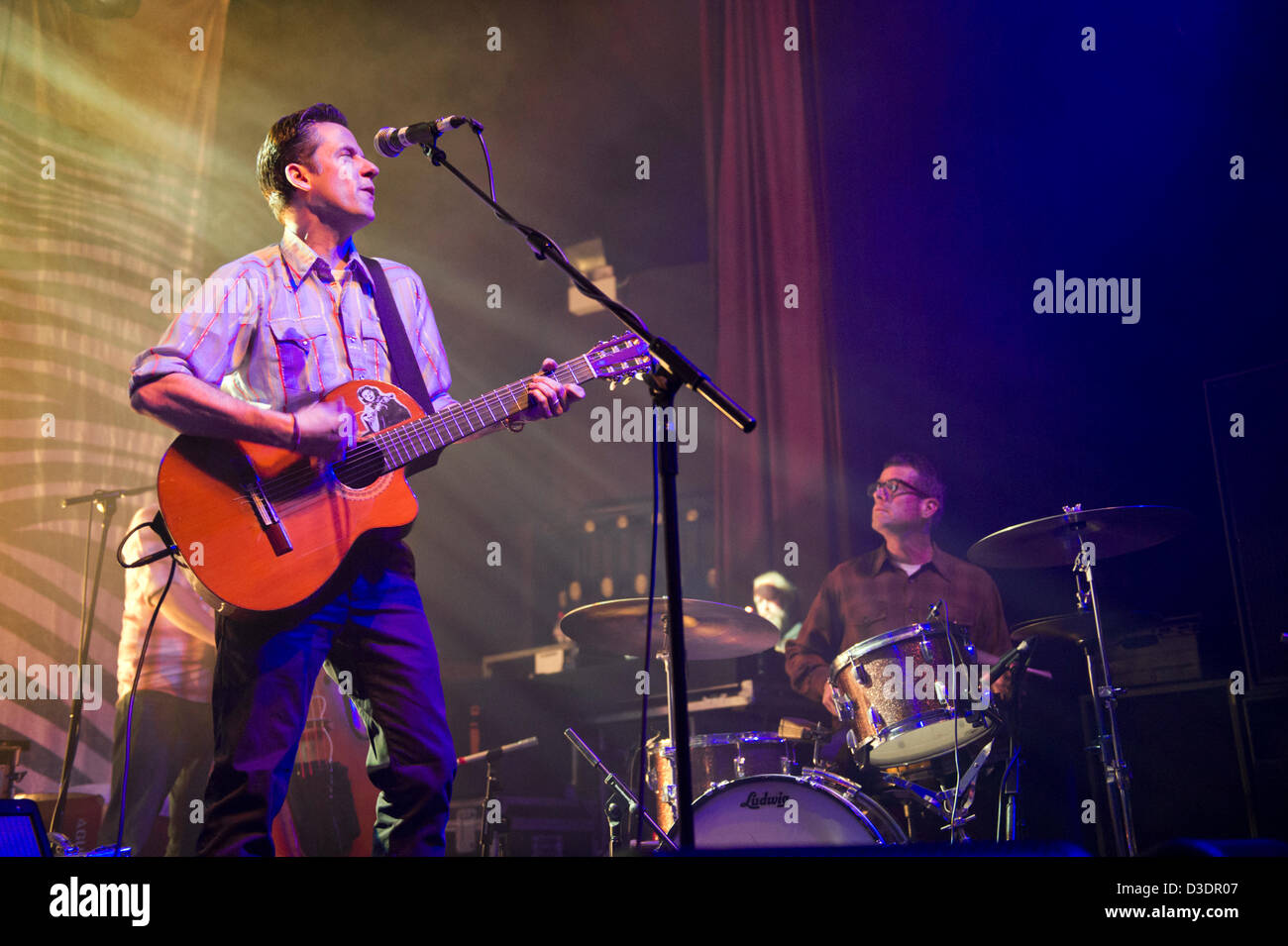 US alt-country rock band Calexico en concert au Ritz, Manchester, Royaume-Uni, 16 février 2013. Joey Burns (guitare) et John Convertino (batterie). Banque D'Images