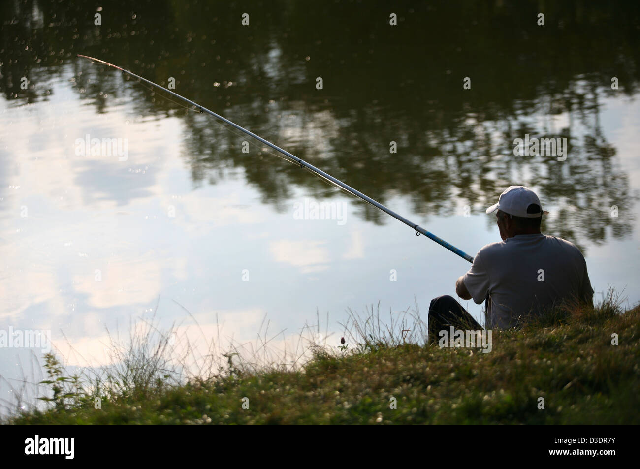 Le pêcheur au bord du lac Banque D'Images