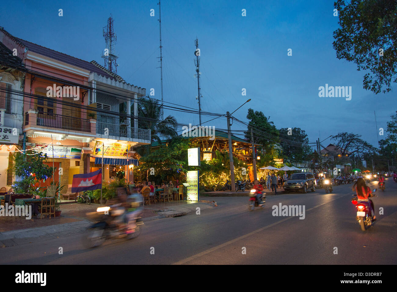 Kampot riverside restaurants par nuit au Cambodge Banque D'Images