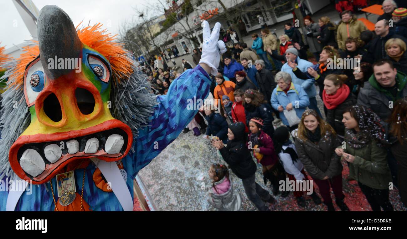 Un reveler par Weil porte un masque pendant le carnaval à Weil am Rhein, Allemagne, 17 février 2013. Environ 3 800 fous ont assisté à la parade. Photo : PATRICK SEEGER Banque D'Images