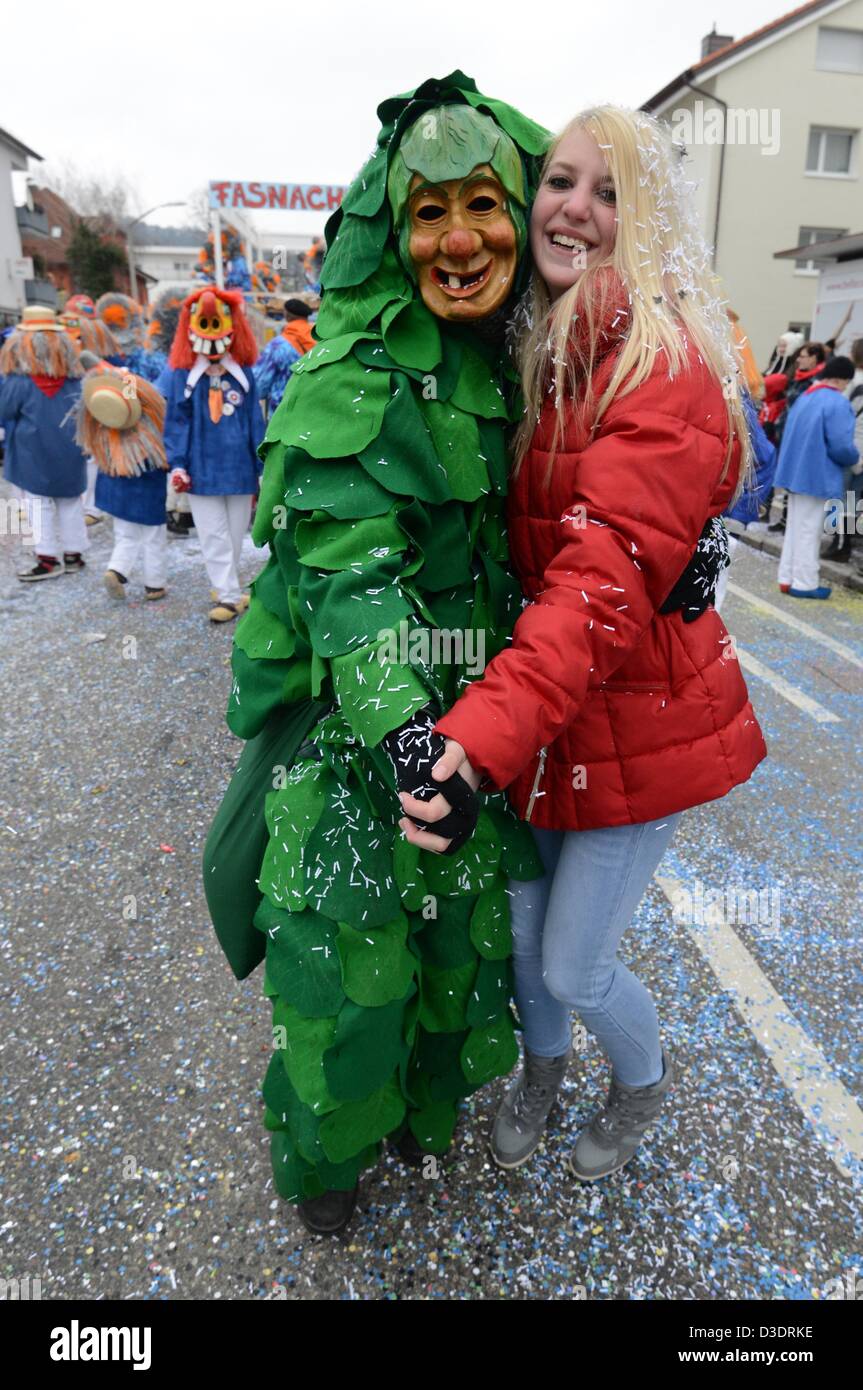 Un reveler en costume danse pendant le carnaval des agriculteurs à Weil am Rhein, Allemagne, 17 février 2013. Environ 3 800 fous ont assisté à la parade. Photo : PATRICK SEEGER Banque D'Images