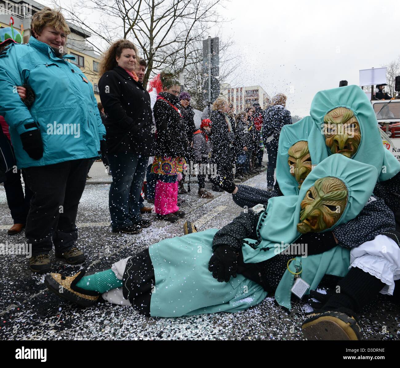 Les Sorcières de Nersingen se trouvent sur la rue pendant le carnaval à Weil am Rhein, Allemagne, 17 février 2013. Environ 3 800 fous ont assisté à la parade. Photo : PATRICK SEEGER Banque D'Images