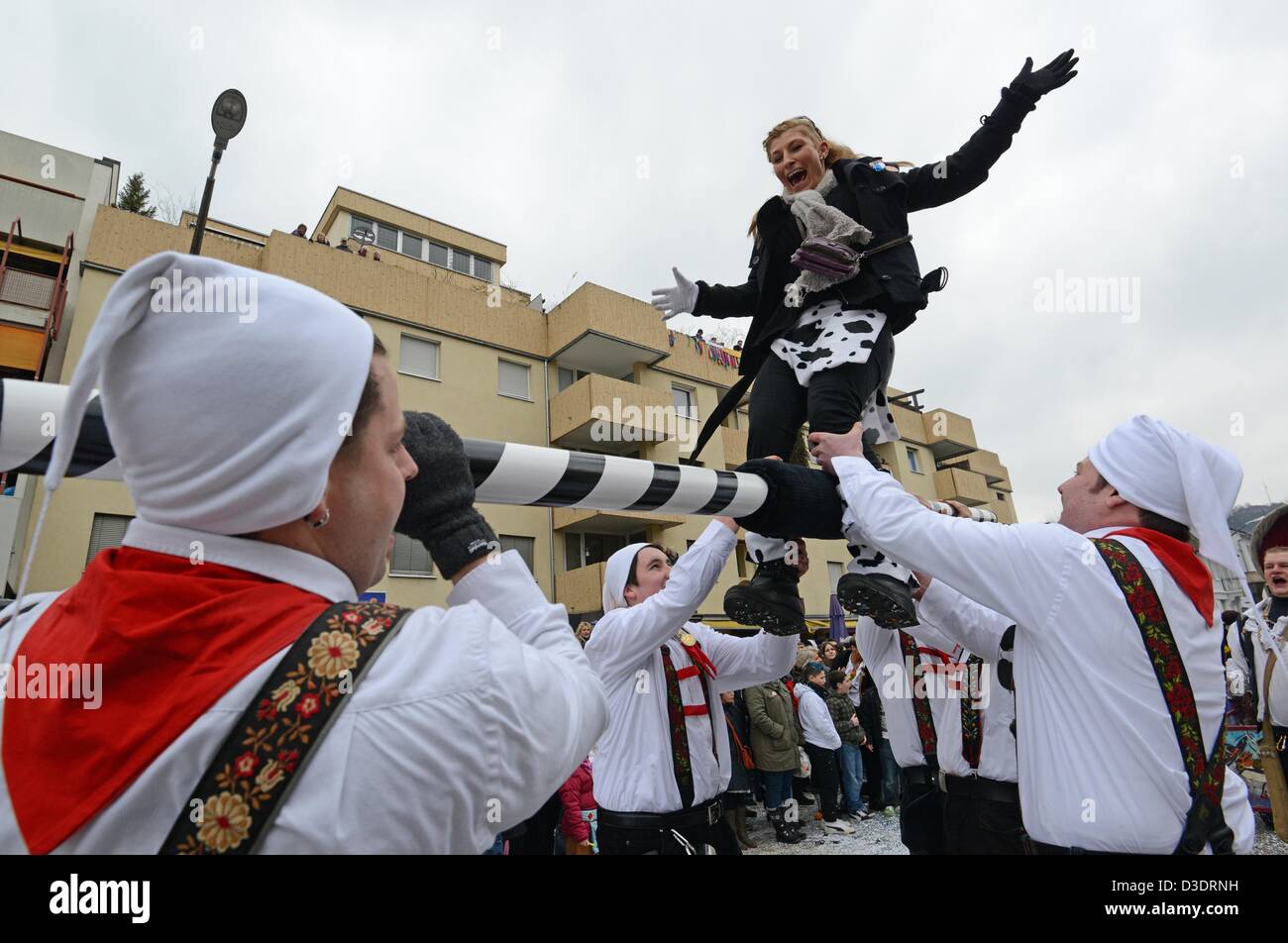 Quelques fêtards une femme dans l'air pendant le carnaval à Weil am Rhein, Allemagne, 17 février 2013. Environ 3 800 fous ont assisté à la parade. Photo : PATRICK SEEGER Banque D'Images