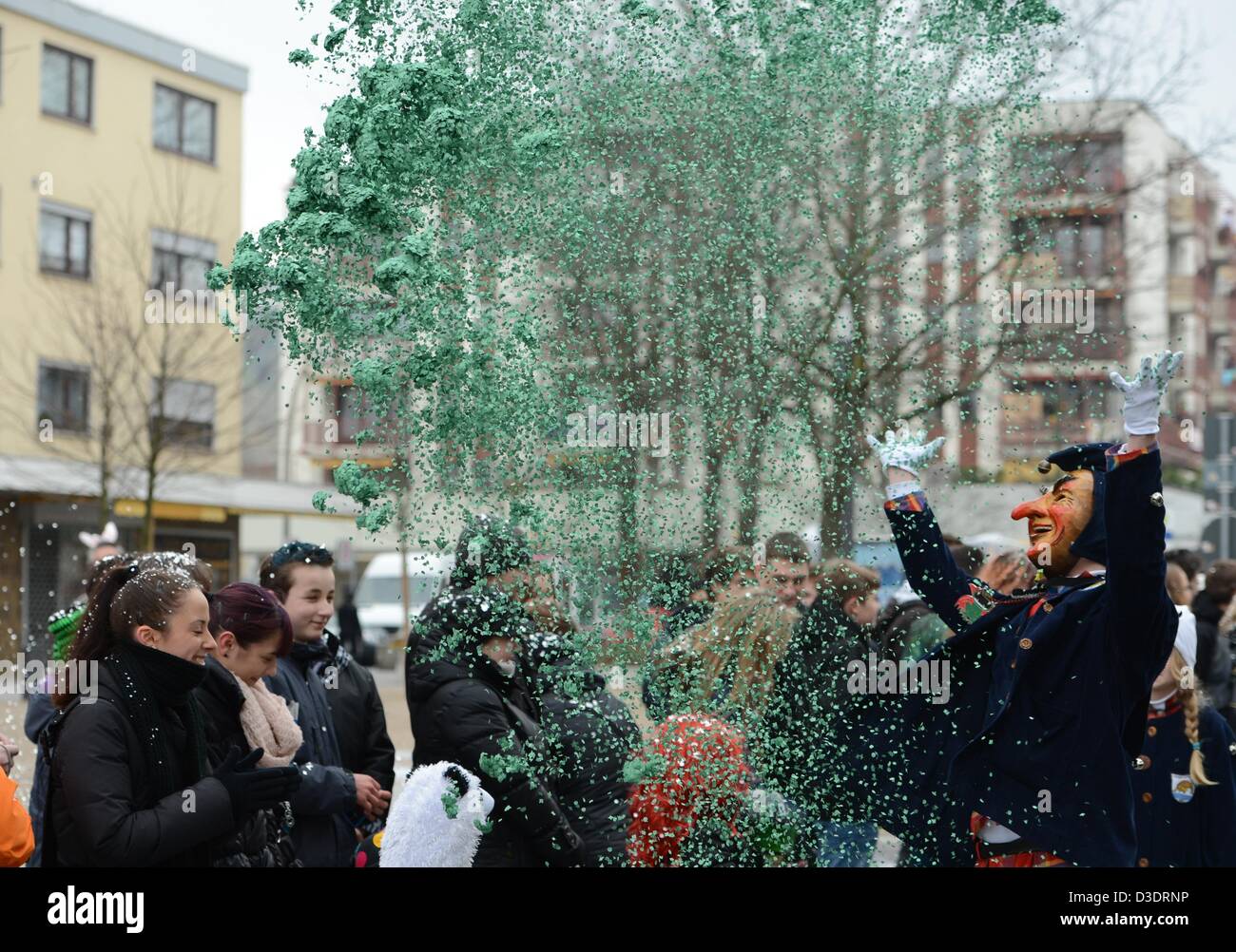 Un reveler lance confettis pendant le carnaval des agriculteurs à Weil am Rhein, Allemagne, 17 février 2013. Environ 3 800 fous ont assisté à la parade. Photo : PATRICK SEEGER Banque D'Images