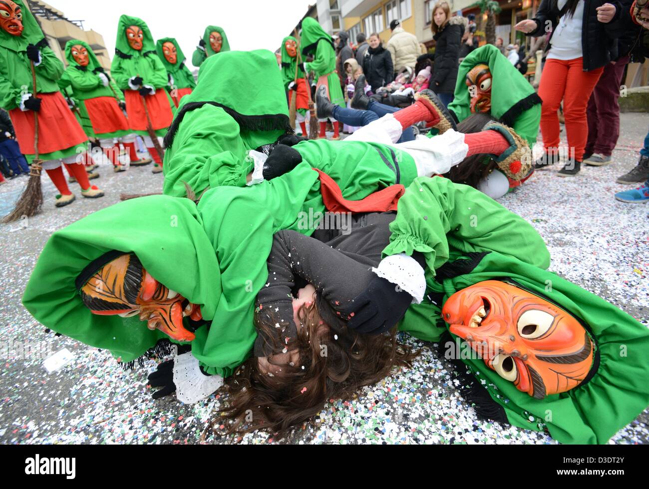 Une sorcière Villingen joue un truc sur un visiteur pendant le carnaval à Weil am Rhein, Allemagne, 17 février 2013. Environ 3 800 fous ont assisté à la parade. Photo : PATRICK SEEGER Banque D'Images