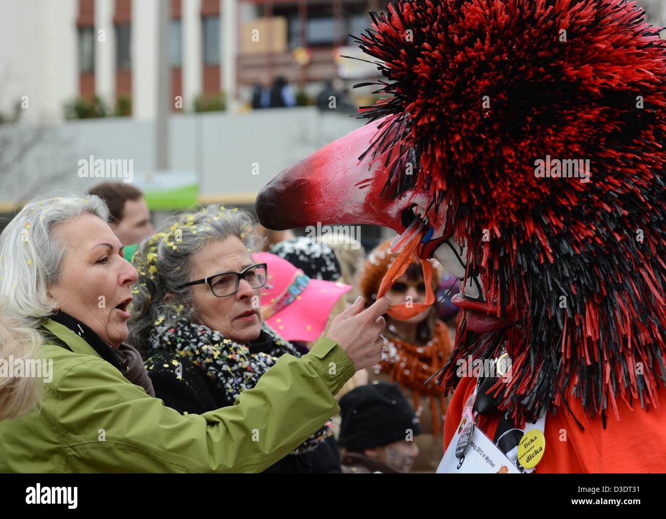 Un reveler de Loerrach, ce qu'on appelle une Wiese-Waggi, joue des tours sur les visiteurs pendant le carnaval à Weil am Rhein, Allemagne, 17 février 2013. Environ 3 800 fous ont assisté à la parade. Photo : PATRICK SEEGER Banque D'Images