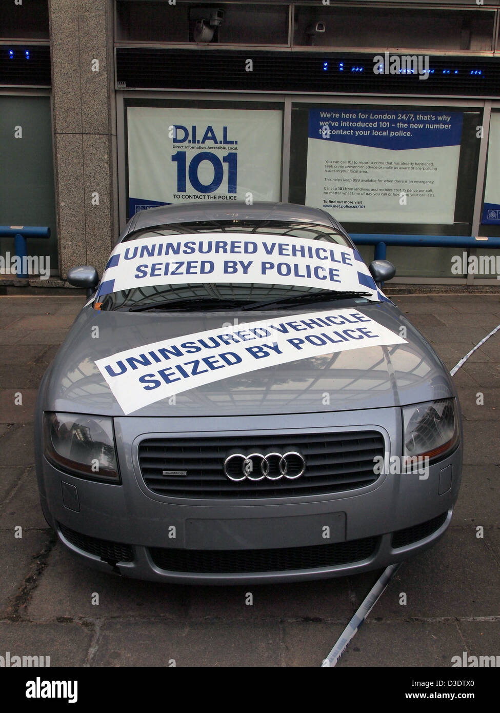 Véhicule non assuré saisis par la police sur l'affichage à l'extérieur de Scotlant Yard, London, UK Banque D'Images