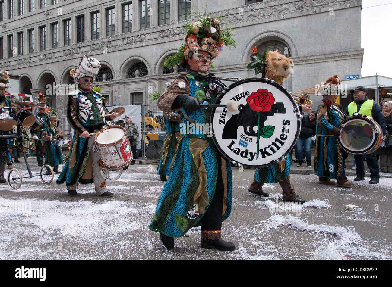 ZURICH, SUISSE, 17 février 2013, le traditionnel défilé de carnaval à Zurich voit la participation de nombreux groupes de personnes déguisées différemment de toute la région. Il est remarquable de la participation des immigrants latino-américains, en particulier de la Bolivie et le Pérou montrant leurs costumes colorés. Banque D'Images