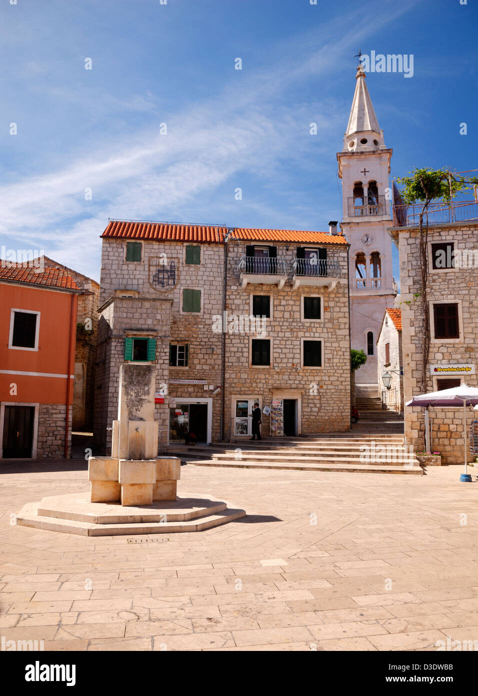 La vieille ville de Jelsa et clocher de l'église - île de Hvar Banque D'Images