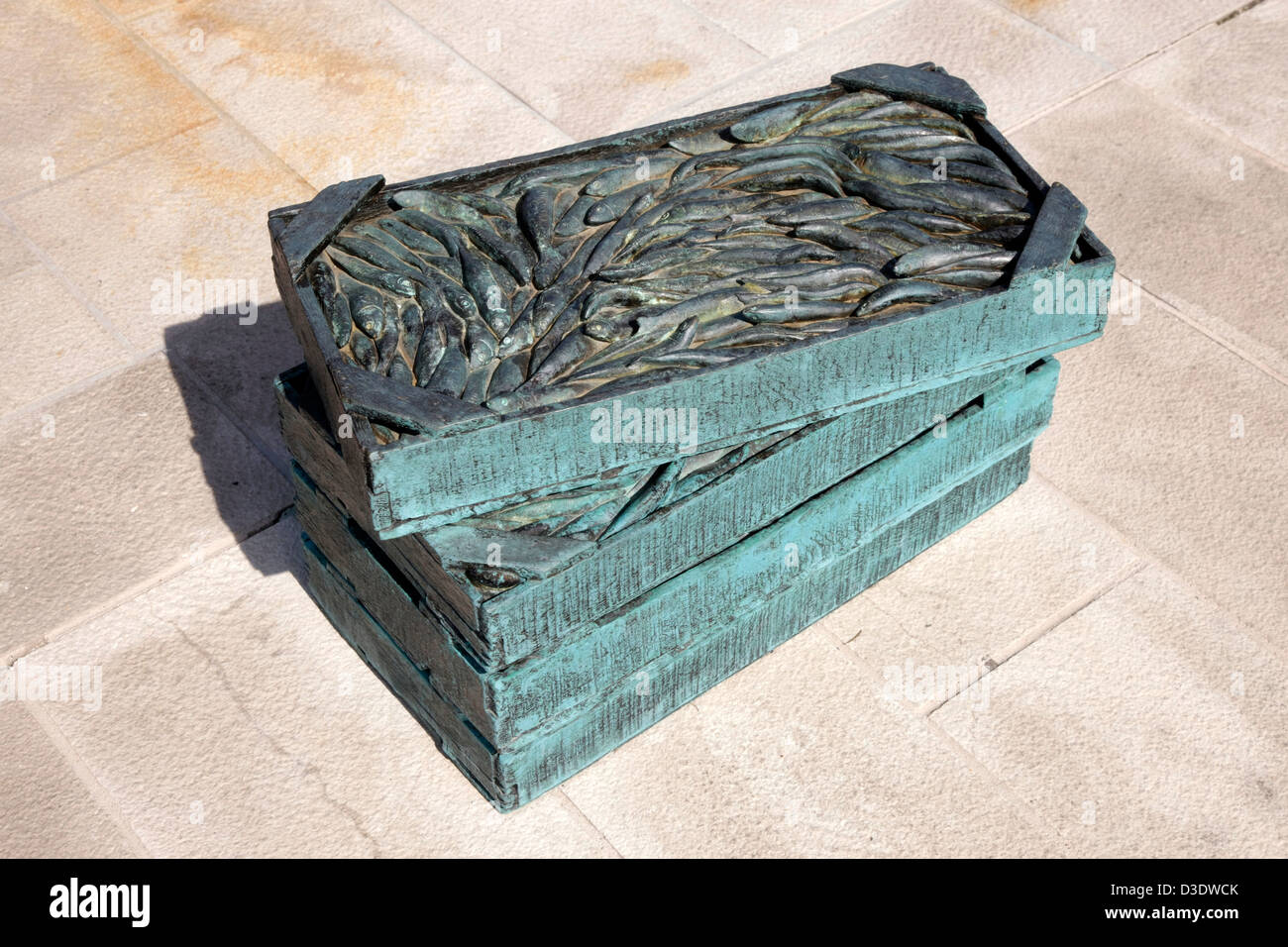 Monument de poissons dans les cases de la ville de Jelsa sur l'île de Hvar. Banque D'Images