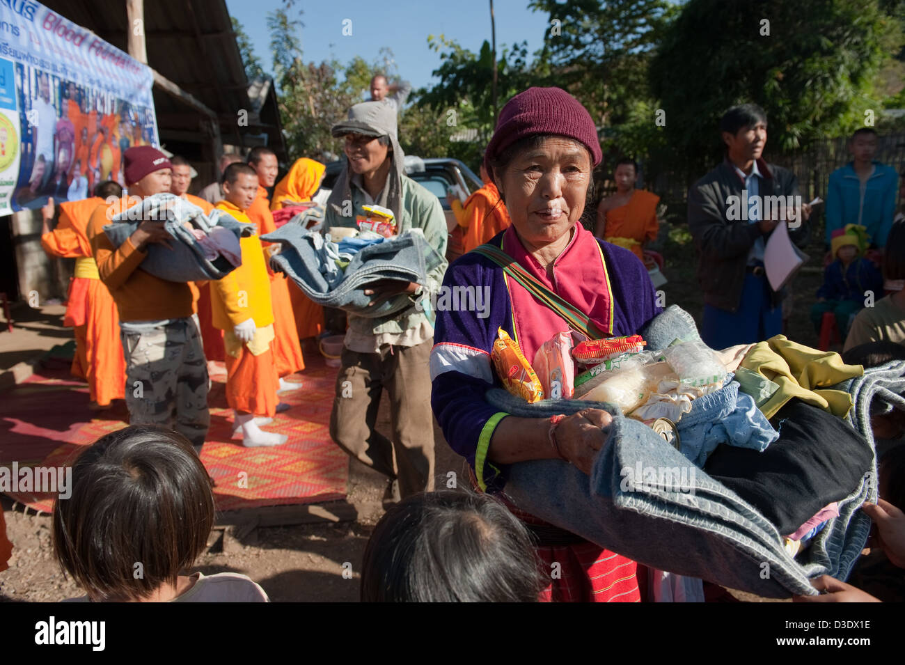 Chiang Rai, Thaïlande, les novices à distribuer de la nourriture pour les villageois de l'Palaung Banque D'Images