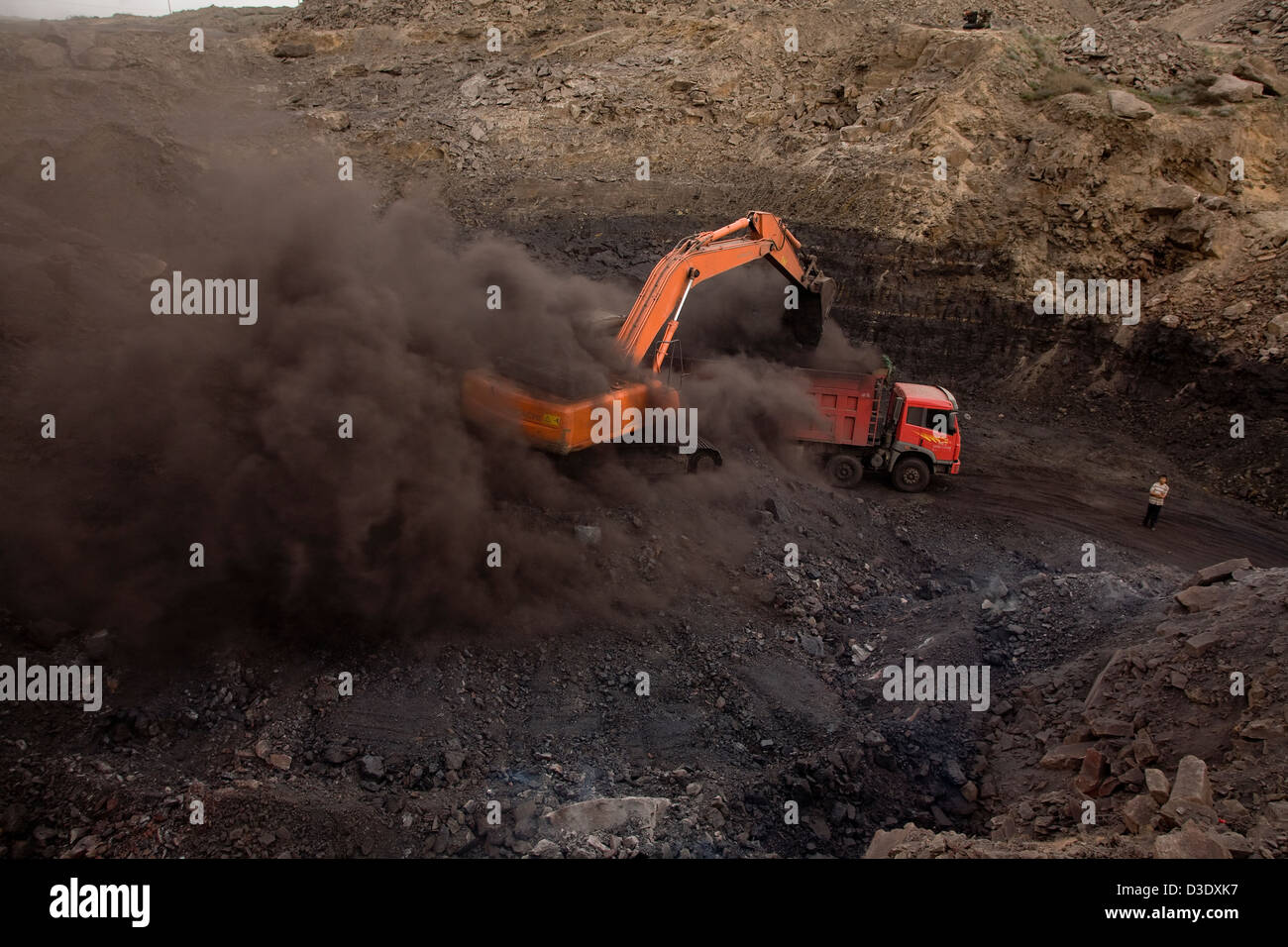 Domaine DU CHARBON WUDA, WU HAI, Mongolie intérieure, CHINE - AOÛT 2007 : Une pelle pelle avant remplit un camion de 50 tonnes de charbon de haute qualité Banque D'Images