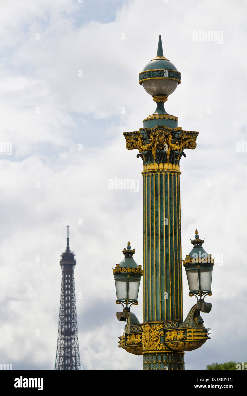 Vue d'une belle colonne détaillée à la place de la Concorde, Paris, France. Banque D'Images