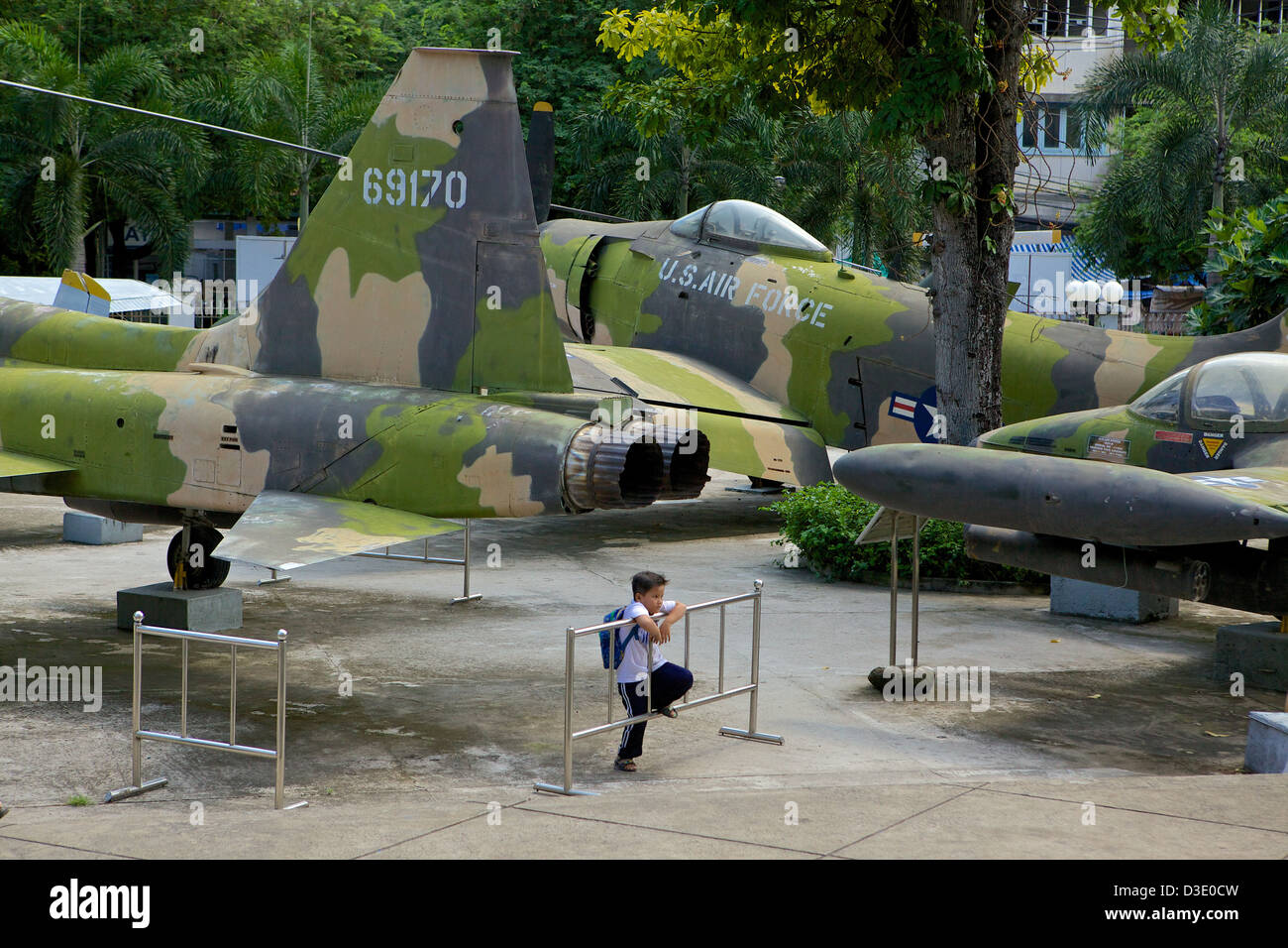 Garçon avec des avions de guerre américains à Ho Chi Minh Banque D'Images