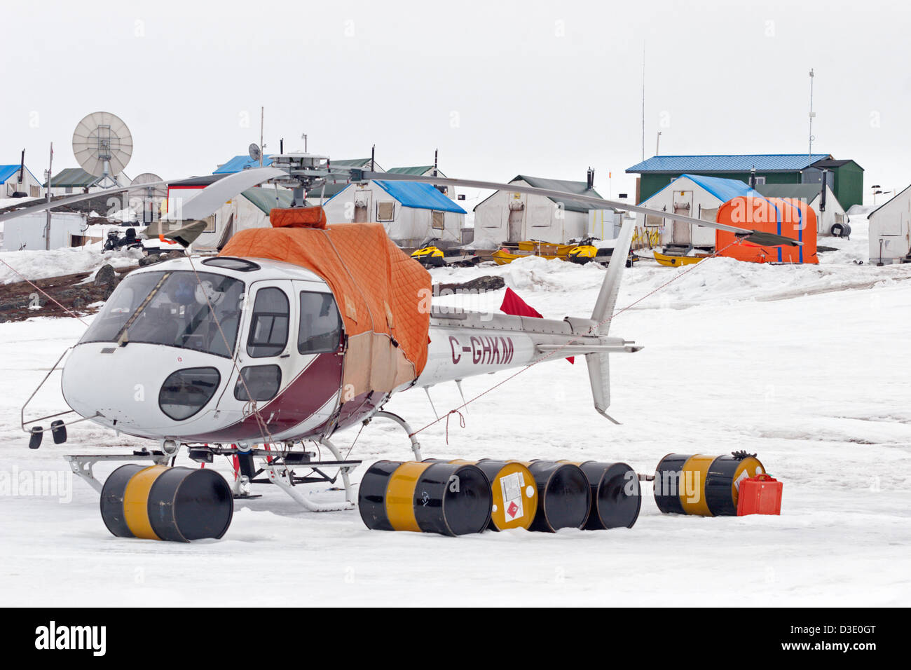 Barils de carburant 45 gallons camp camp d'hiver de l'Arctique un jet hélicoptère diesel1 Banque D'Images